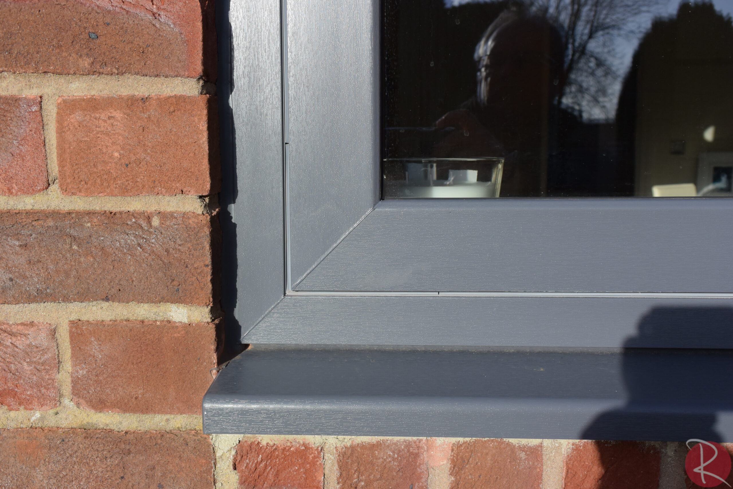 Anthracite grey PVCu flush window corner